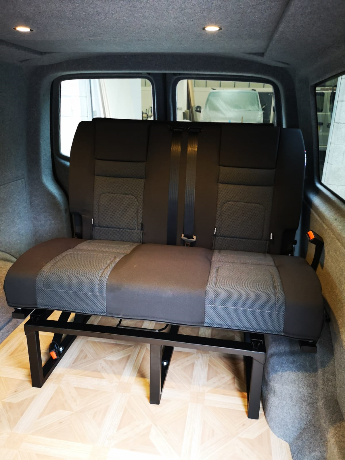 Rib bed 112cm Fixed with ISOFIX -  Vinyl Black Outers / Rear Enduro Black